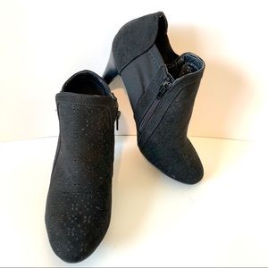 LONDON FOG “Beatrisa” Laser Cut Shooties—SZ. 7